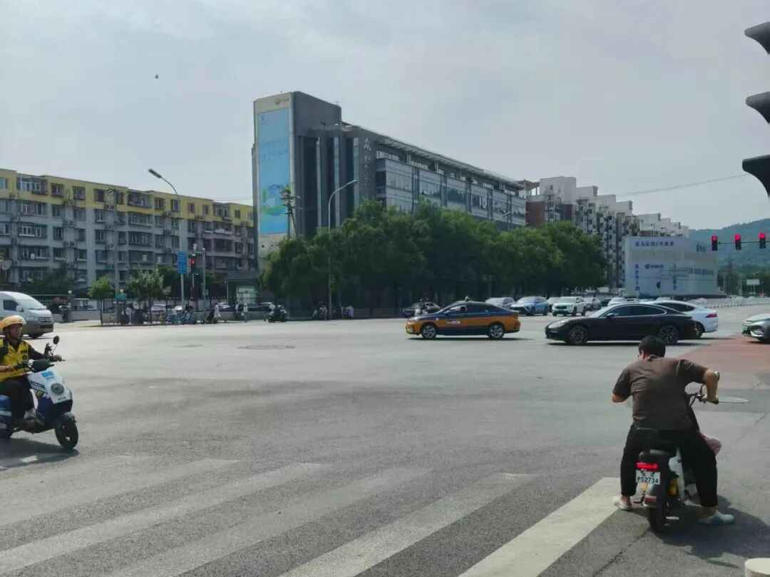 电力排管堵帽：地铁口规划难产，居民出行何去何从？