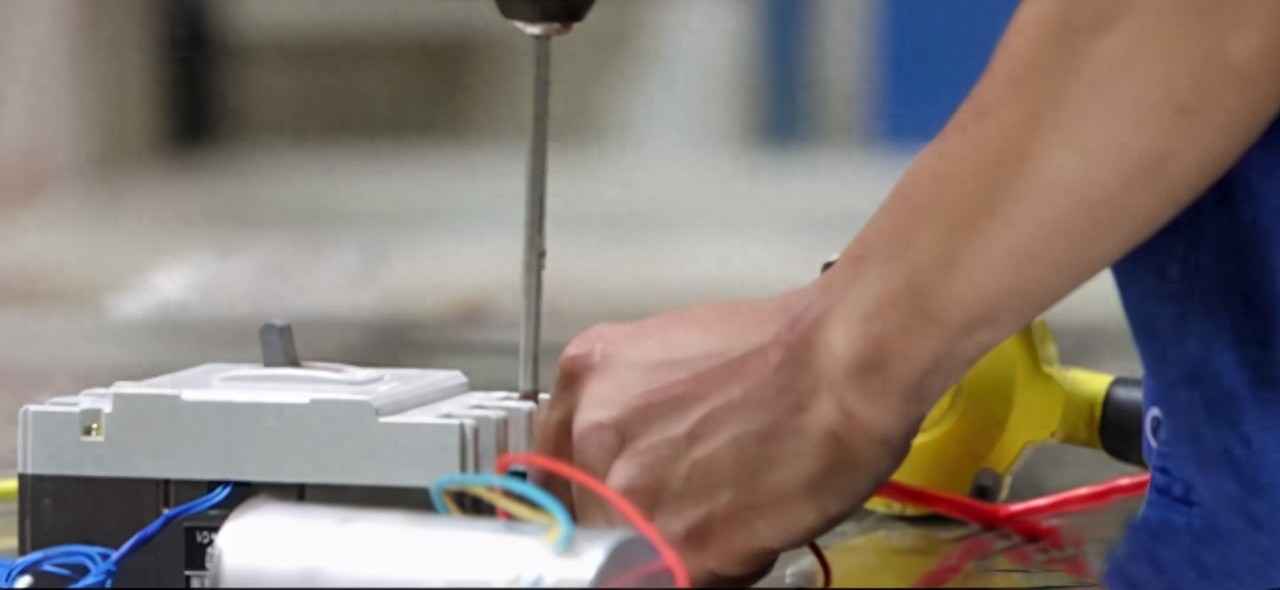 电力晶体管导通条件与继电保护起动机制全解析