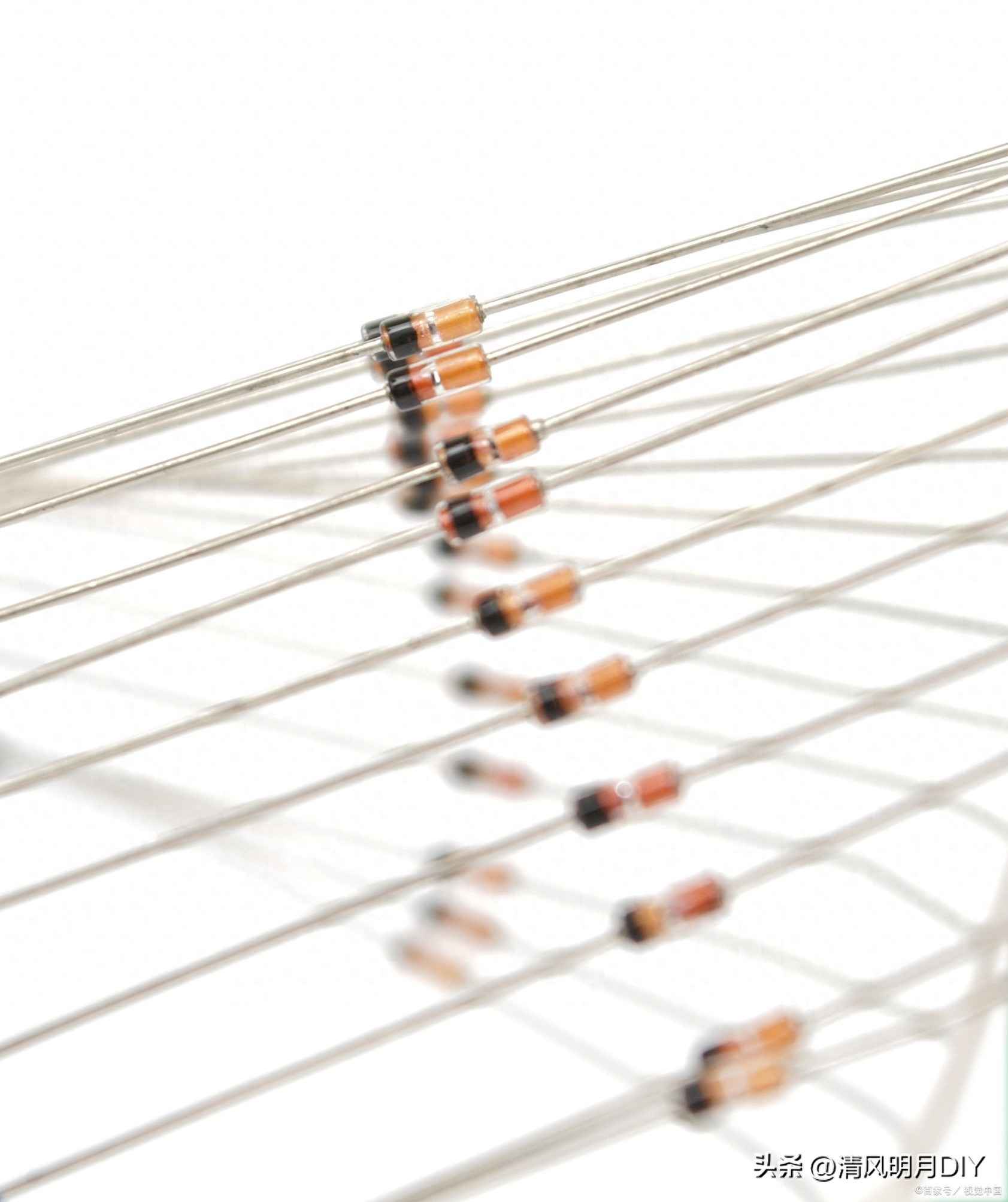 电力二极管导通条件 二极管的导通电压由什么决定？