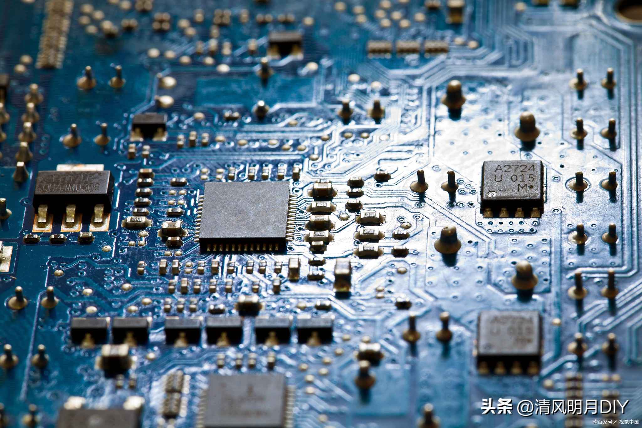 电力二极管的导通条件 二极管的导通电压由什么决定？