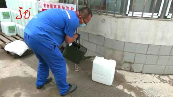 哈尔滨车主加油奇遇：52升油箱竟加出62升油，真相何在？